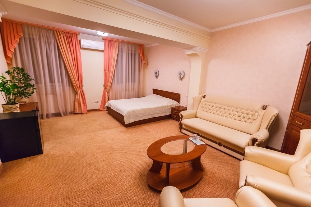 Maria Garden Hotel & Restaurant อิวาโน-ฟรานกิฟสเก ภายนอก รูปภาพ
