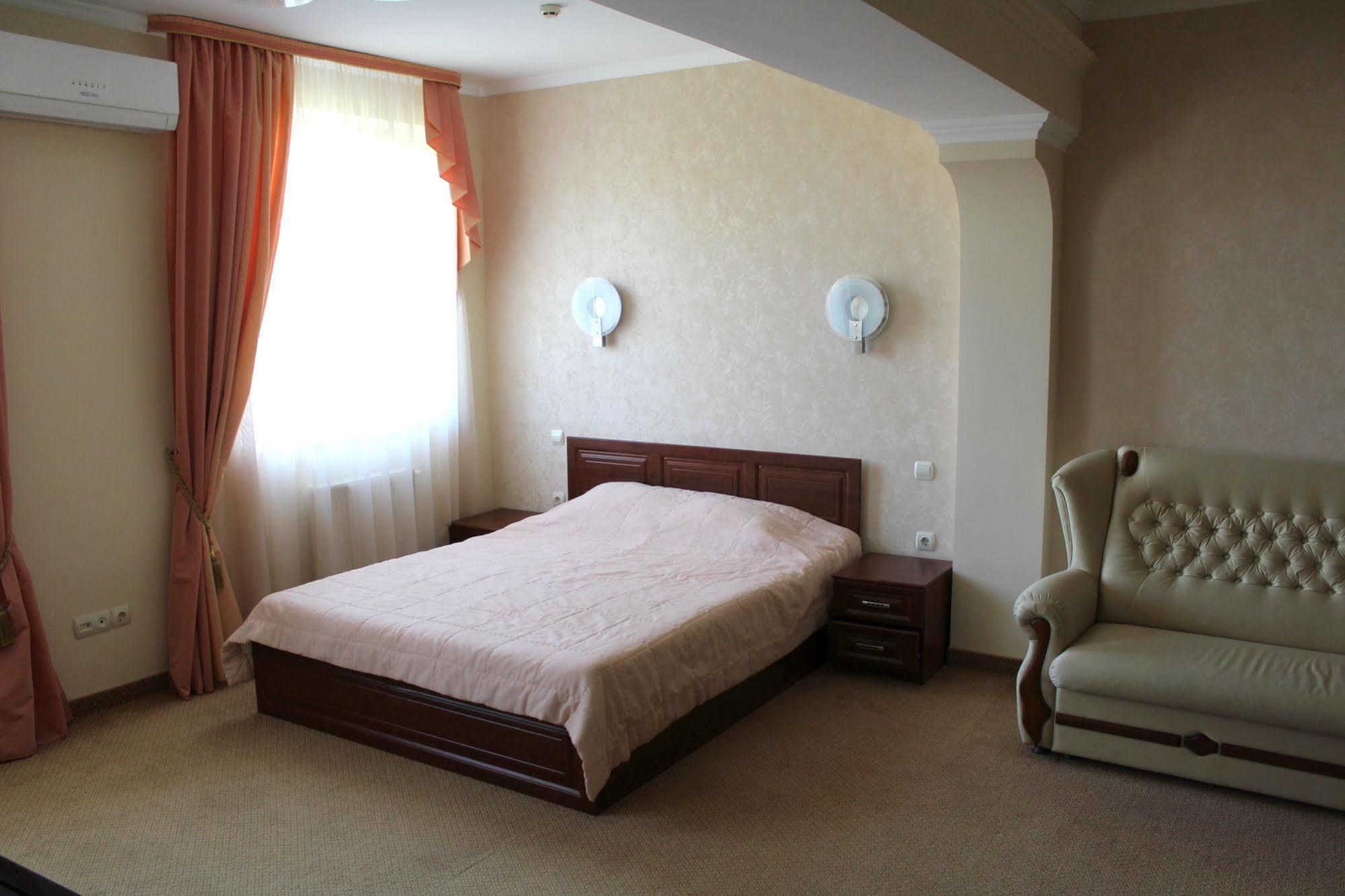 Maria Garden Hotel & Restaurant อิวาโน-ฟรานกิฟสเก ภายนอก รูปภาพ